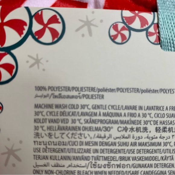 NWT. Disney Holiday throw large red Fleece Throw - Picture 7 of 8